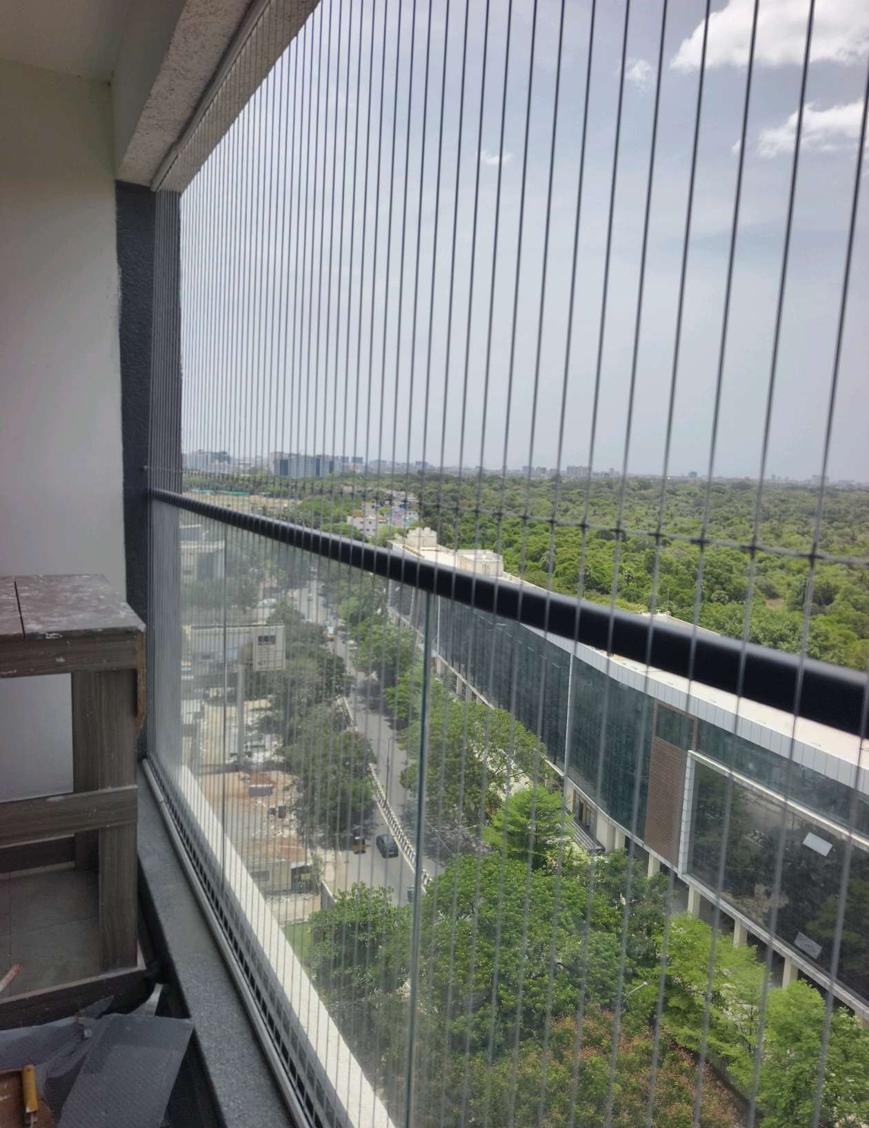 Curved balcony with invisible grill cables — Kovur